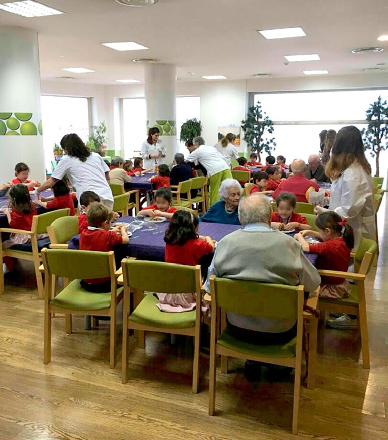 En el centro Vitalia Ferraz se han comprobado los beneficios de juntar a niños y a ancianos